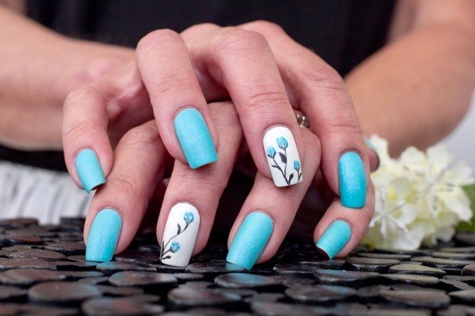 Tiny Tulip Flower Accent Nail Ideas