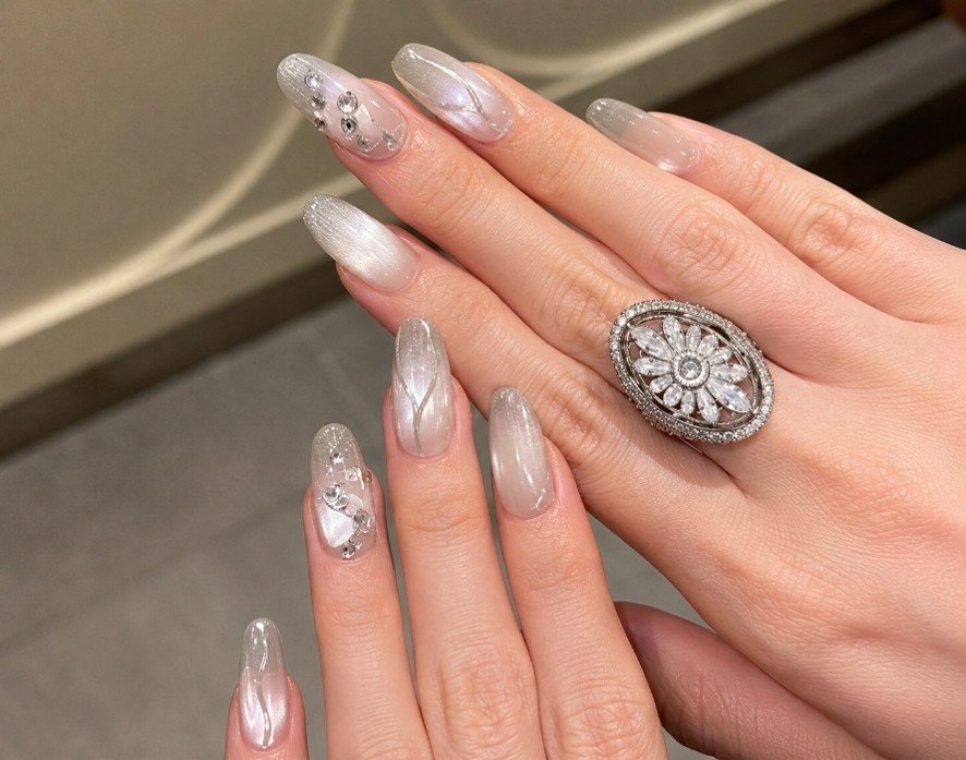 Elegant Pearl Chrome Nail Ideas