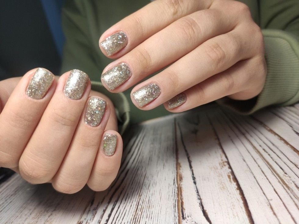 Elegant Glitter Accent Nail Ideas